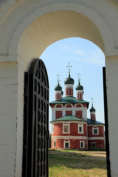 File:Uglich, Смоленская церковь.jpg