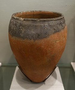 Vase conique à large ouverture. Terre cuite rouge et col noirci. Martin von Wagner Museum