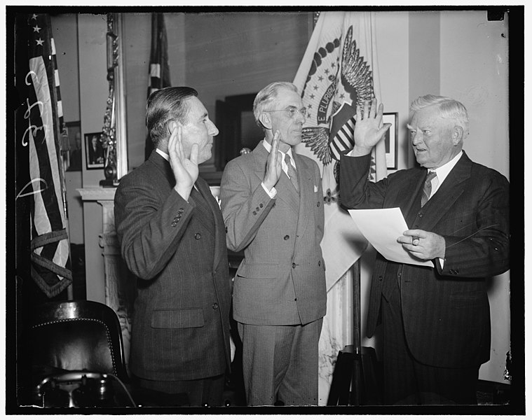 File:Vice President Garner administers oath to new Florida Senators. Washington, D.C., Dec. 8. Florida's new senators, Claude Pepper and Charles O. Andrews, presented their credentials and were LCCN2016870959.jpg