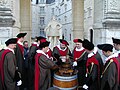 Premiers travaux après la vendange devant la statue d'Henri IV.