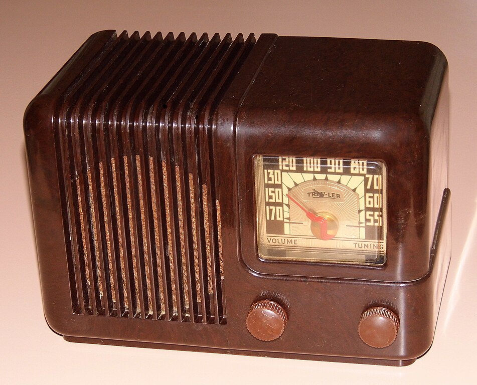 File:Vintage Trav-Ler Table Radio, Model 5002, Broadcast Band Only