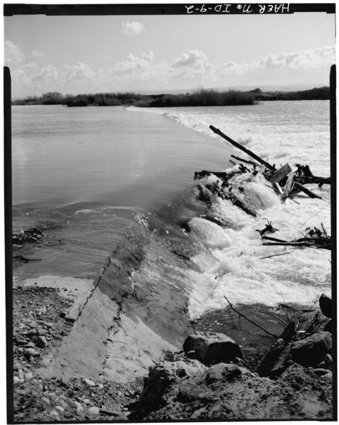 File:WOODVILLE CANAL COMPANY DAM, VIEW OF WEST FOOTING AND DAM CREST - Woodville Canal Company, West side of Snake River (River Mile 796), Woodville, Bingham County, ID HAER ID,6-WOVI.V,1-2.tif