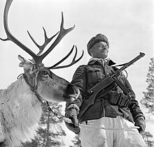 Финский солдат вооружённый пистолетом-пулемётом Suomi KP/-31 с 4-рядным коробчатым магазином Шиллстрёма (швед. Adolf Victor Schillström) образца 1939 года на 50 патронов (Лапландия, 4 мая 1944 года).