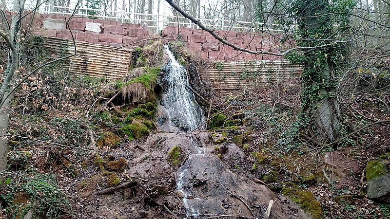 File:Wasserfall Künstlicher Bachlauf bei Bronnbach 02.jpg