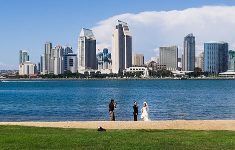 Wedding shooting in front of the skyline of San Diego