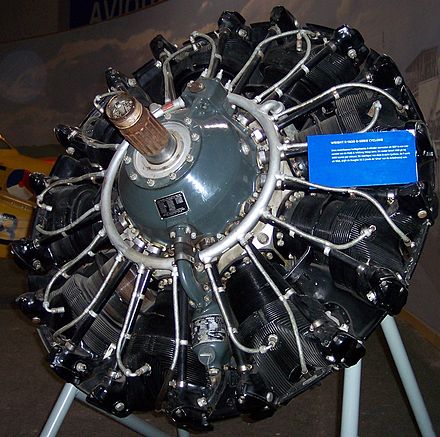 Motor antigo, de aviación, con disposición radial dos pistóns.