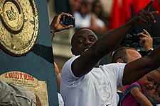 2011 : le bouclier de Brennus remporté par le Stade toulousain, ici porté par Yannick Nyanga, sur la place du Capitole de Toulouse.