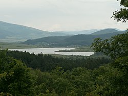 Язовира до село Ярловци, гледан от „Голача“ на село Цегриловци