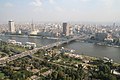 Le pont du 6 octobre, avec l'île de Gezira au premier plan, le Nil et le centre ville du Caire en arrière-plan.