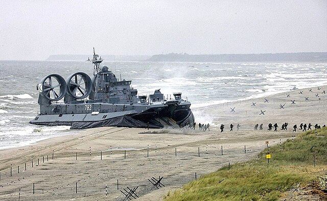 Svävaren Mordovija landsätter trupp i närheten av Kaliningrad under övningen Zapad-2009.