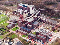 Zeche Zollverein Schacht 12 Luftaufnahme 2014.jpg