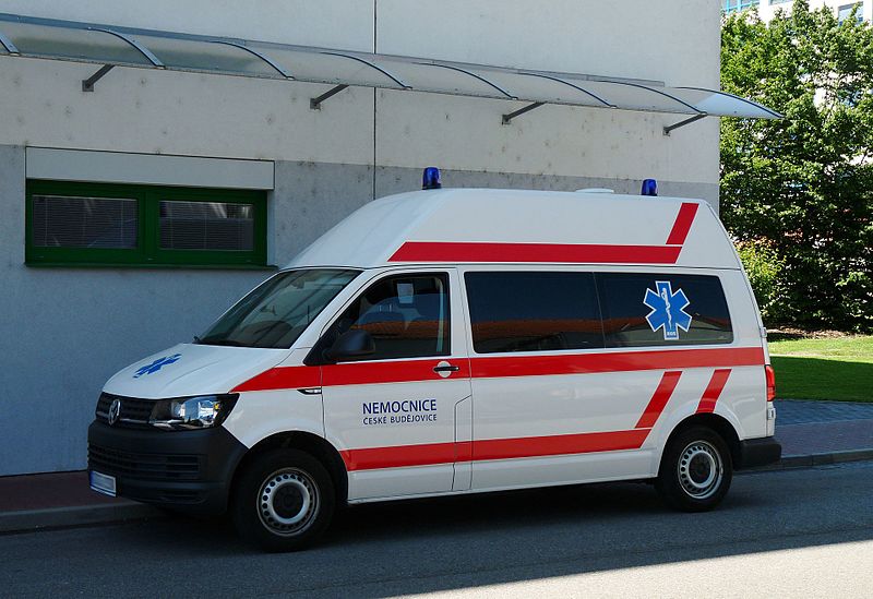 File:ČBu, hospital, ambulance (01).jpg