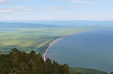 Vista de la costa de la bahía de Barguzin desde las cimas de Holy Nose.