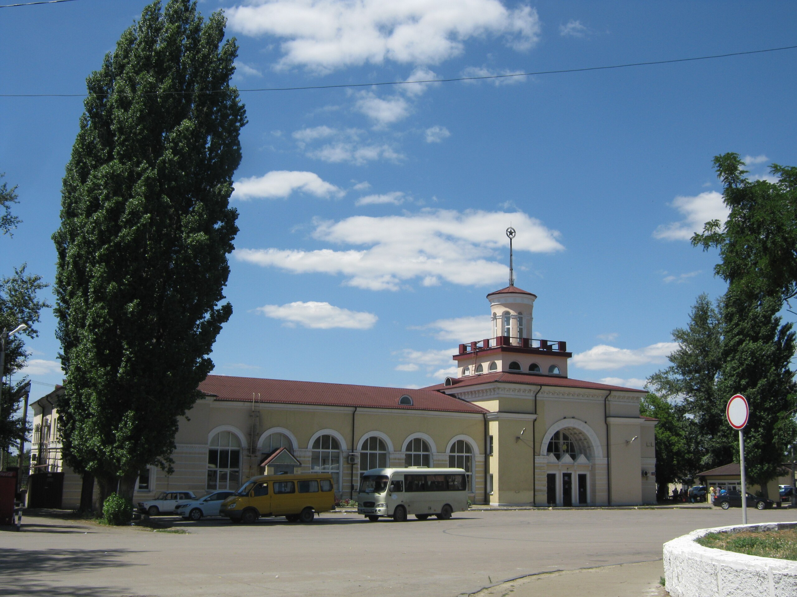 File:Вокзал станции Каменская (Каменск-Шахтинский).jpg - Wikimedia Commons