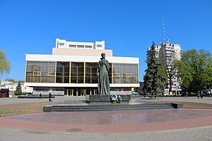 Автобус с заложниками располагается на Театральной площади у памятника Леси Украинки