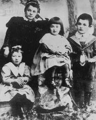 Фаина (слева) с гувернанткой, сестрой Изабеллой и братом Яковом.Таганрог, 1900 год.