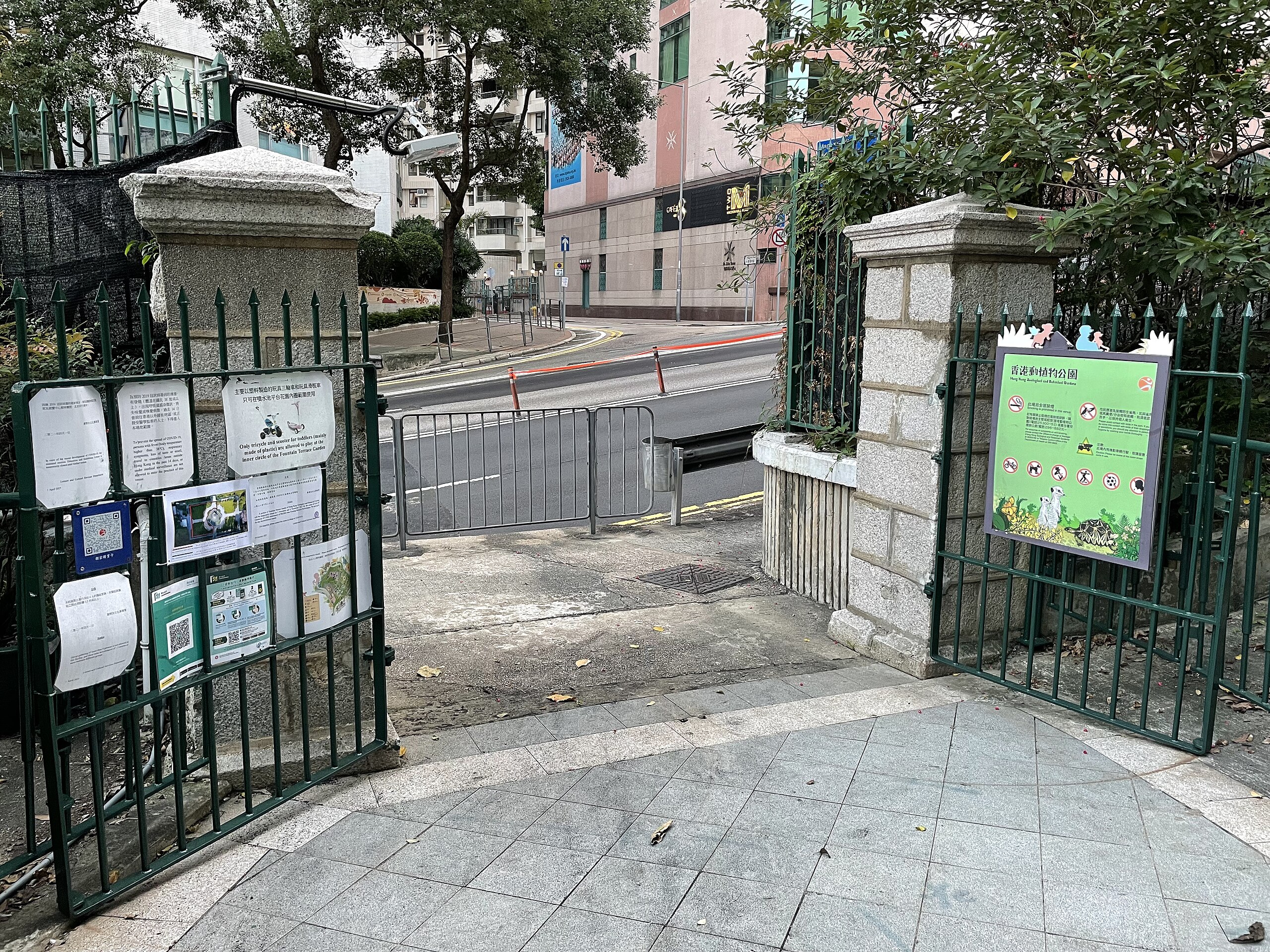 File 香港動植物公園hkzbg 花園道閘門門柱entrance Gate Pillars On Garden Road 21 Jpg 维基百科 自由的百科全书