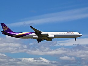 'n Airbus A340-600 in die huidige kleure, stryk neer op Auckland-lughawe.