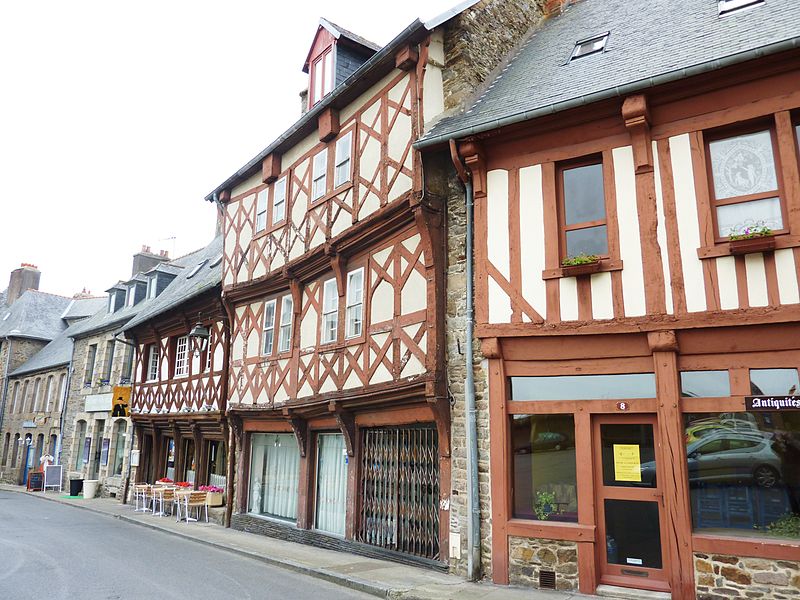 File:04 Tréguier Maisons anciennes à pans de bois.JPG