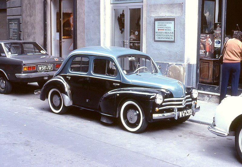 File:068R26070580 Stadt, Renault 4CV,.jpg