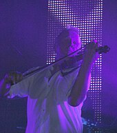 Billy Currie bei einem seiner Violinensoli im Londoner Roundhouse, 30. April 2009