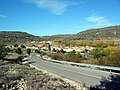 Vista parcial de Arroyo Cerezo, Castielfabib (Valencia), desde la CV-483, con detalle de la «Muela del Royo» al fondo, otoño 2016.