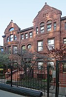 Una mansión histórica convertida en condominios en Chicago, EE. UU.