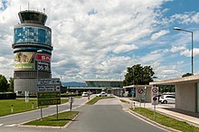 Tower bei der Anfahrt zum Flughafen