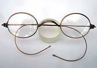Reitbrille aus der Zeit von 1880 bis 1910, ovale Glasform, Gespinstbügel