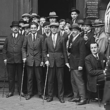 19270611 Camelots du Roi posant devant le siège de l'Action française (cropped).jpg