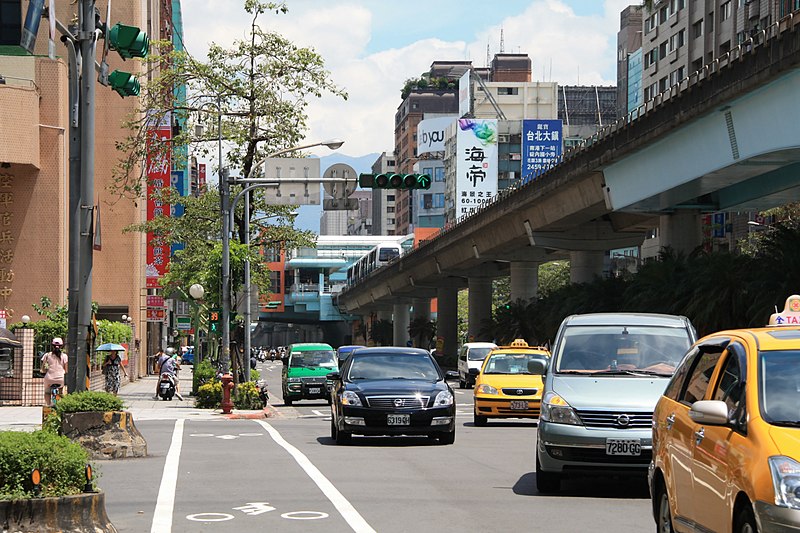 File:2010 07 20400 6628 Da'an District, Taipei, Taipei Metro Muzha Line, Viaducts, Composite bridges, Renai Road, Fuxing Road, Traffic signals, Road markings, Taiwan.JPG