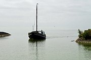 De HL 6 vaart de haven van Laaxum binnen