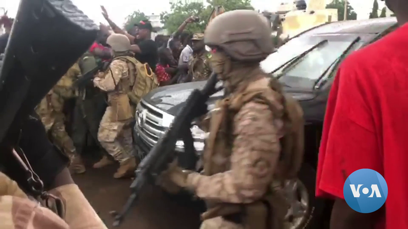 File:2020 Malian coup d'état - Malian soldiers escorting a convoy in Bamako.png