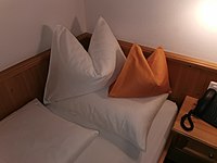 Kissen auf einem Hotelbett
