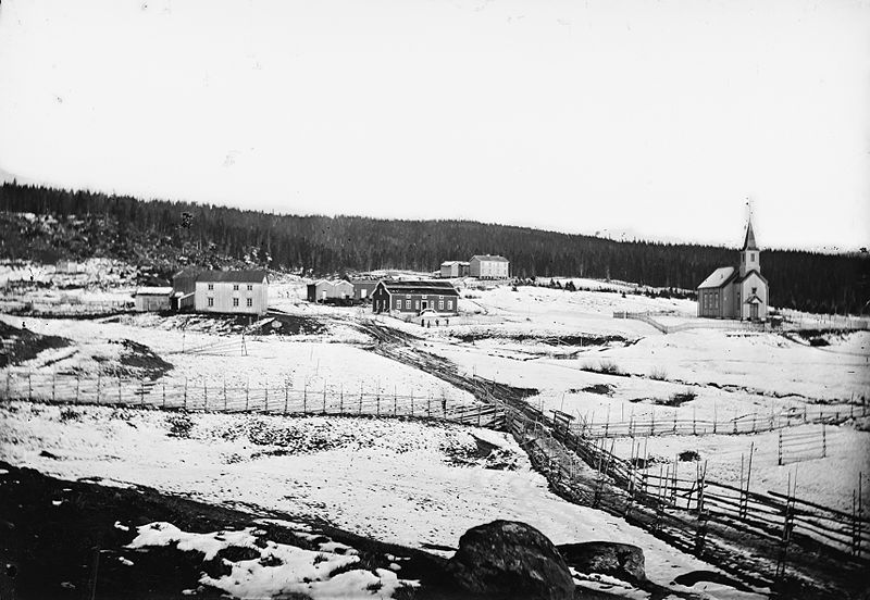 File:256 ny. Hattfjelldal Kirke og gamle Præstegaard. 1883 - NB bldsa OTO0455 A (cropped).jpg