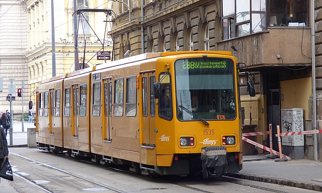 28B villamos a Keleti pályaudvarnál