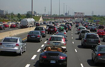 English: Traffic congestion along Highway 401