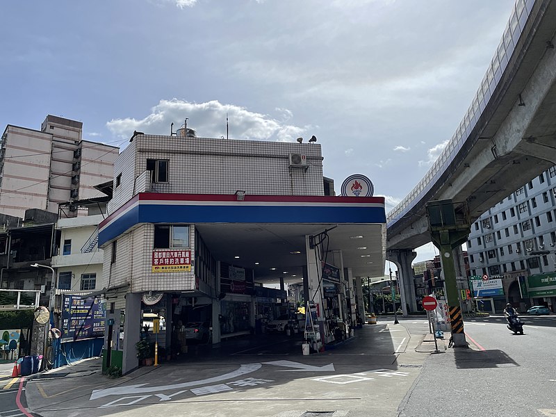 File:A CPC Corp franchisee gas station in XinZhuang.jpg