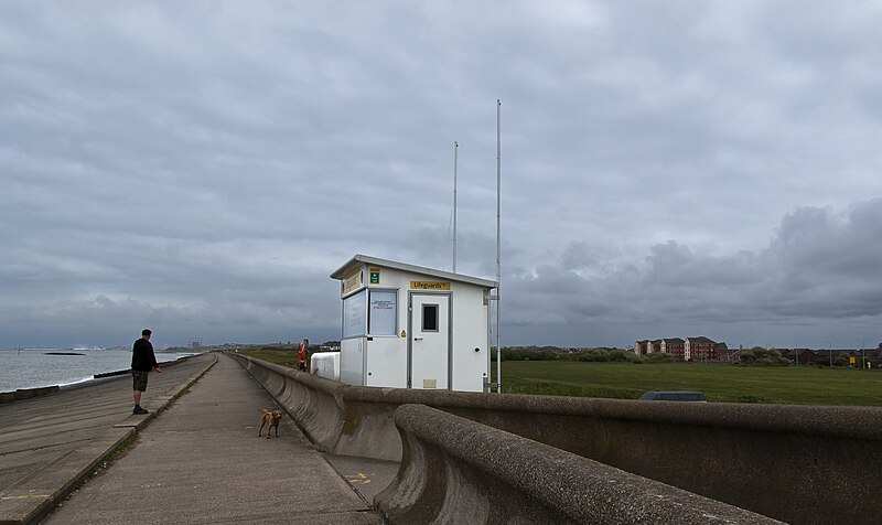 File:A Lifeguard station on the sea wall - geograph.org.uk - 5368305.jpg