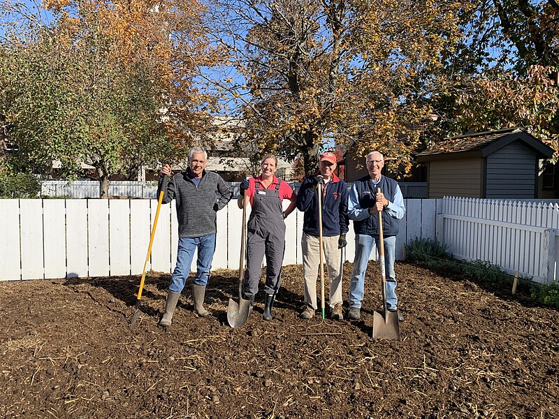 File:A group of volunteers from the University of Illinois Extension Master Gardener program standing in a garden with shovels. (01b0af05-2b55-4fb9-b12f-865c48d056c5).jpg