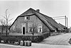 Een zeventiende-eeuwse boerderij onder rieten wolfdak.