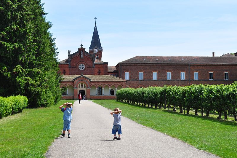 File:Abbaye Notre-Dame des Dombes.jpg