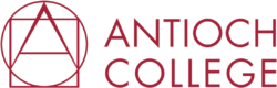 Antioch College-horizontala emblemo (2 linioj), PNG