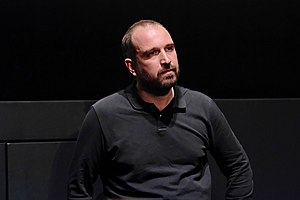 Alexandre Koberidse steht während eines Publikumsgesprächs vor der Leinwand des Münchner Filmmuseums