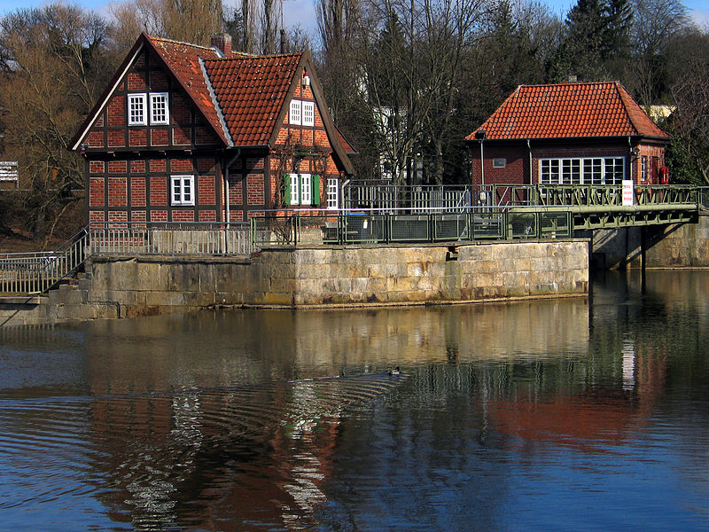 File:Aller in Celle, Blickrichtung Alter Bremer Weg, von links Großes festes Überfallwehr, Aller-Nordarm, 1937-39 erbautes Walzenwerk mit Wärterhaus und Maschinenhaus, denkmalgeschützt, III.jpg