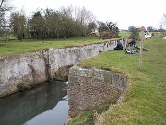 Remains of a lock at Alvingham Alvingham lock.JPG