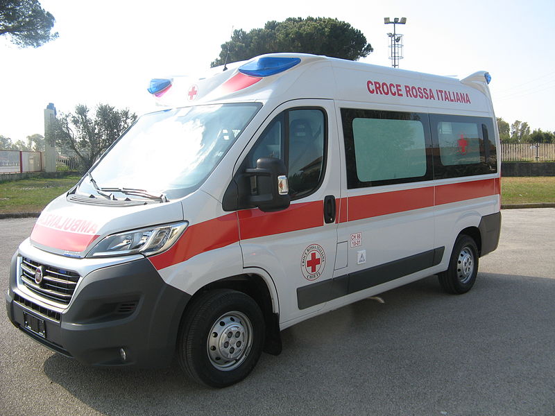 File:Ambulanza CRI Chieti.JPG