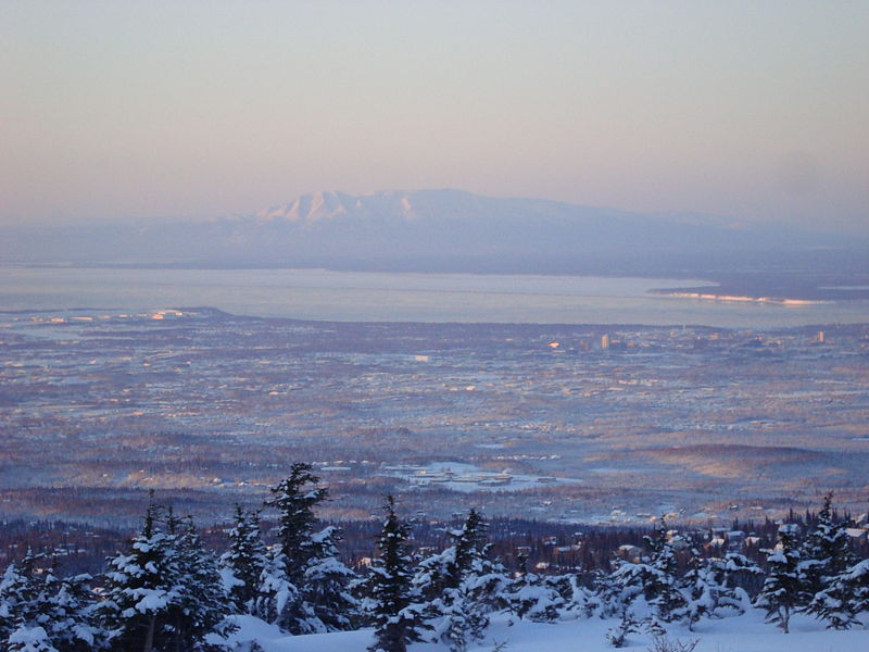 Archivo:Anchorage Alaska and Sleeping Lady.JPG