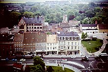 Steinstraße in den 1970er Jahren, im Hintergrund Käthe-Kollwitz-Schule und Pulverturm