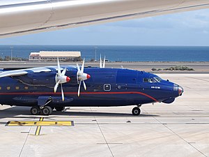 Antonow An-12: Technischer Aufbau, Besatzung, Avionik